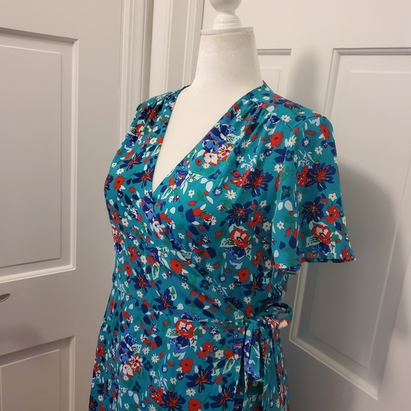 NWT J. CREW Floral Print Wrap Dress Size Missy 14, Colorful, Flutter Sleeves - Picture 3 of 9